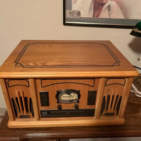 Phonograph.  Vintage looking - Picture 3 of 5